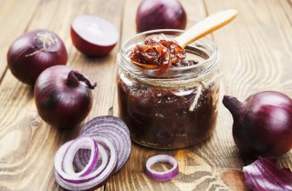 Marmellate fatte in casa: la ricetta della confettura di cipolle rosse