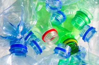 Come riciclare le bottiglie di plastica: 7 idee e oggetti utili