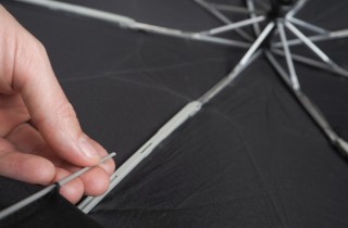Come aggiustare un ombrello rotto per continuare ad usarlo