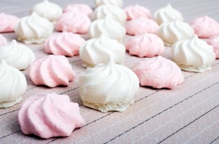 Come montare gli albumi a neve per fare le meringhe