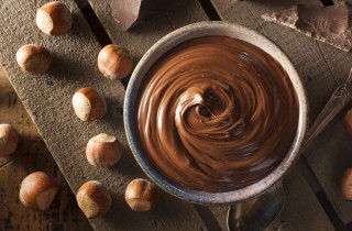 Crema pasticcera alla nocciola, la ricetta per una farcia golosa