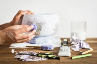 Decoupage pittorico, la tecnica per fare i lavoretti con carte e pennelli