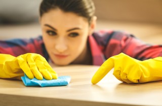 Macchie di colla vinilica, come toglierle con facilità