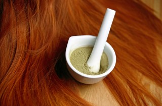 Capelli rossi con l'henné, le regole per colorarli in casa in modo perfetto