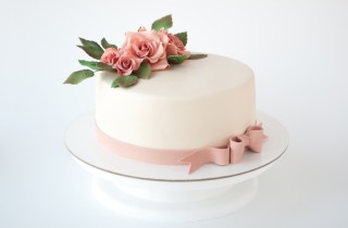 Torte in pasta di zucchero per la festa della mamma: 7 idee con i fiori