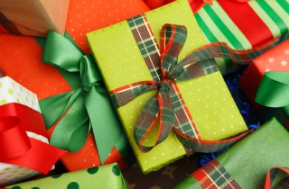 Come fare fiocchi per decorare con nastro o carta: 4 metodi facili