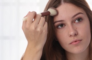 Come nascondere i brufoli e i punti neri con il trucco in modo veloce