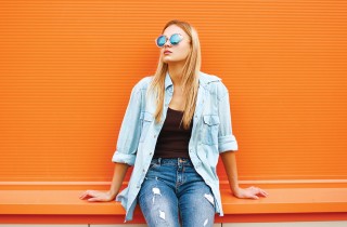 Come indossare la camicia di jeans per un look fresco ed estivo