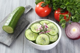 Insalata di cetrioli alla greca, la ricetta per l'estate