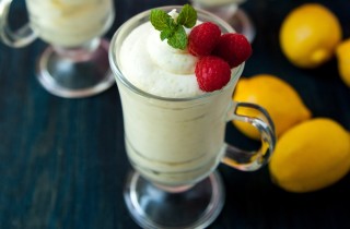 Crema fredda al limone: la ricetta originale e quella light senza panna