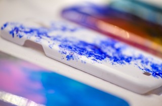 Cover fai da te con smalto per cellulare: idea creativa da riprodurre facilmente