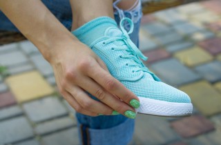 Come togliere le macchie dalle scarpe di ginnastica in modo veloce