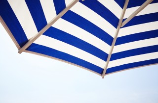 Come aggiustare un ombrellone rotto per continuare a usarlo