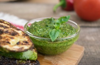 Come fare il pesto di zucchine crude per primi piatti o spuntini golosi