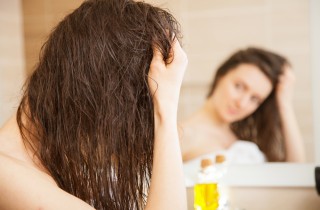 Come togliere la resina dai capelli con un ingrediente che hai a casa