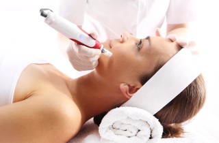 Terapie anti rughe: cos'è il microneedling e la differenza fra quello in ambulatorio e a casa