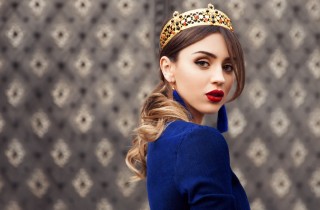 Trucco per vestito blu: il make-up da abbinare al navy o all'elettrico