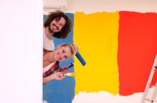 Dipingere le pareti con strumenti insoliti e in maniera originale