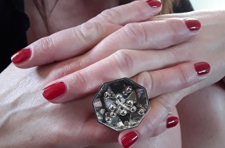 Un museo in miniatura: Marina Ruggieri e la produzione dei gioielli d’artista