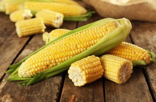 Come si cucinano le pannocchie di mais