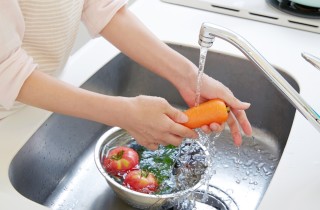 Come si pulisce la verdura con il bicarbonato o con l'amuchina