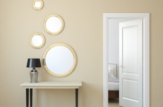 Come appendere uno specchio