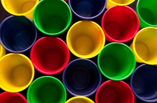 Albero di Natale fai da te con bicchieri di plastica, 3 idee sfiziose per farlo