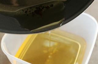 Come smaltire l'olio fritto per non inquinare