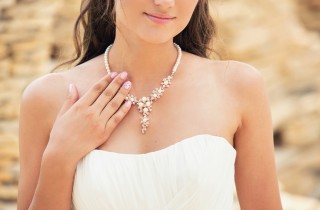 Come scegliere i gioielli da abbinare all'abito da sposa