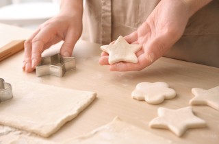 Albero di Natale in pasta sfoglia: come farlo con le stelle e le idee per guarnirlo con gusto