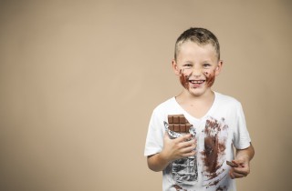 Come togliere le macchie di cioccolata dai vestiti