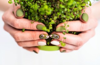 Nail art in verde militare: 7 decorazioni da provare
