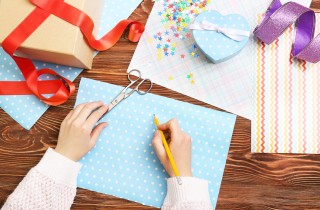 Come riciclare la carta regalo: 4 idee che vorrai fare subito