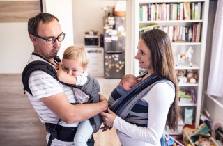 Neonato, quali sono le differenze tra marsupio e fascia?