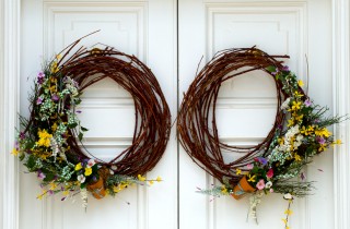 Ghirlanda primaverile fai da te per le porte: 7 idee per accogliere la bella stagione