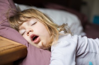 Come mai il bambino dorme con la bocca aperta?