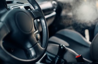 Come togliere l’odore di fumo della sigaretta nella macchina