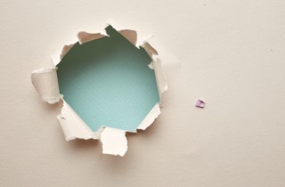 Buchi carta da parati: come rattopparli e 3 rimedi creativi