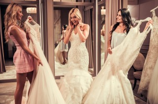 Abito da sposa, con chi andare a sceglierlo?