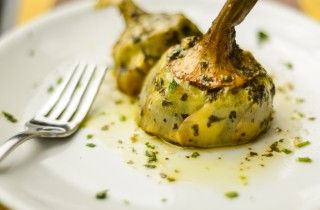 Come si cucinano i carciofi alla romana e le differenze con quelli alla giudia