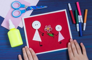 Biglietto per la festa della mamma: idee creative con carta e bottoni