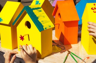 Casetta per uccellini fai da te: come realizzarla con i bambini