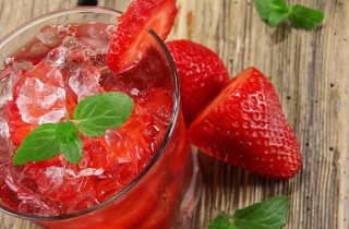 Caipirinha alla fragola con cachaca e lime: la ricetta del cocktail estivo