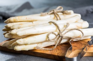 Come cucinare gli asparagi bianchi al vapore con i tempi di cottura giusti
