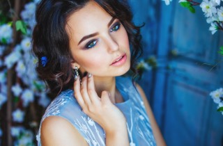 Trucco per cerimonia da abbinare all'abito blu: i colori del make-up per essere perfetta