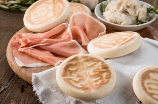 Tigelle modenesi: la ricetta facile e come farcire le gustose crescentine