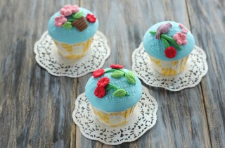 Cupcake decorati con i fiori in pasta di zucchero: 11 foto a cui ispirarsi