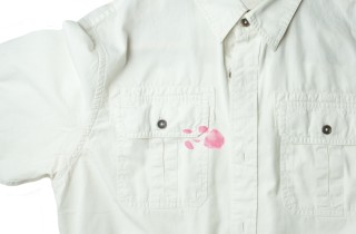 Come togliere le macchie di ciliegia dai vestiti