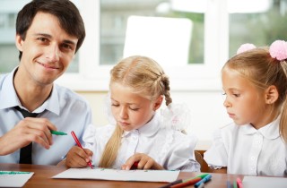 Gemelli a scuola, meglio separarli o tenerli insieme?