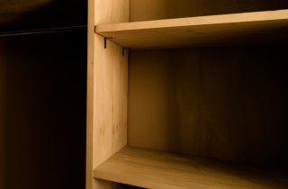 Come creare dei ripiani nell'armadio con le mensole fai da te